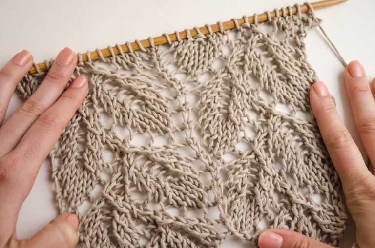 Leaf motif knitting pattern