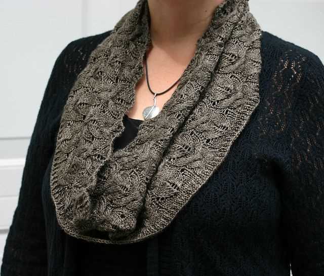 Lightweight infinity scarf knitting pattern