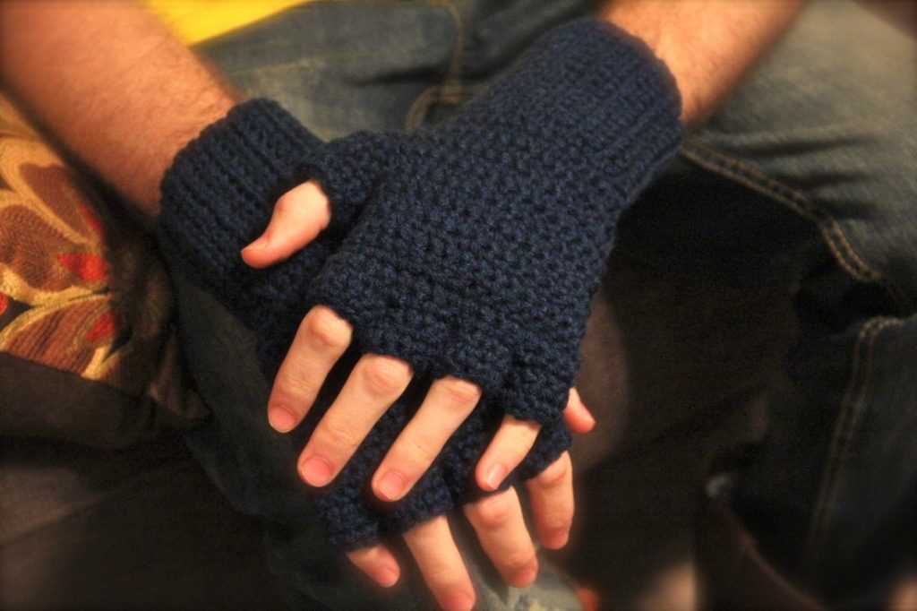 Mens fingerless gloves knitting pattern