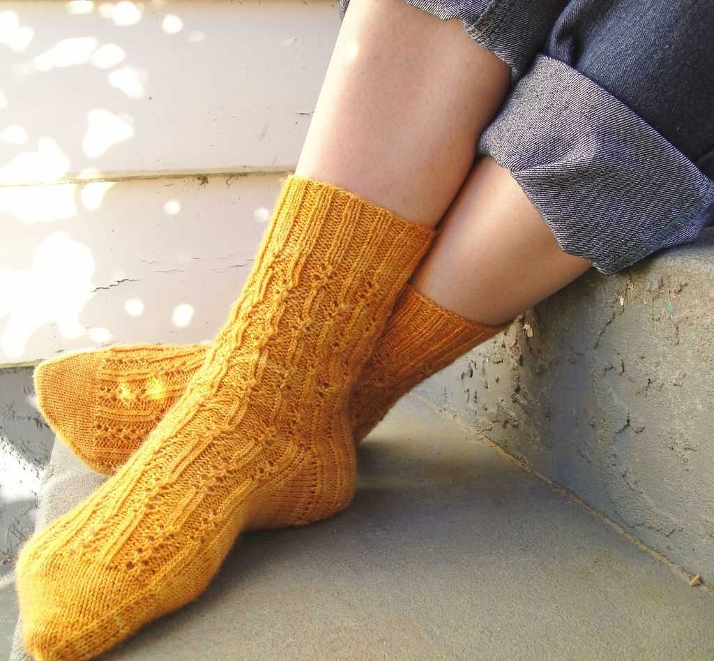 Mermaid socks knitting pattern