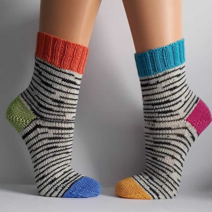 Mermaid socks knitting pattern