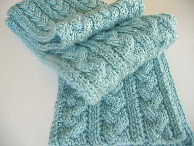 Reversible cable knit scarf pattern