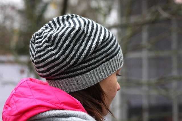 Slouch beanie hat knitting pattern