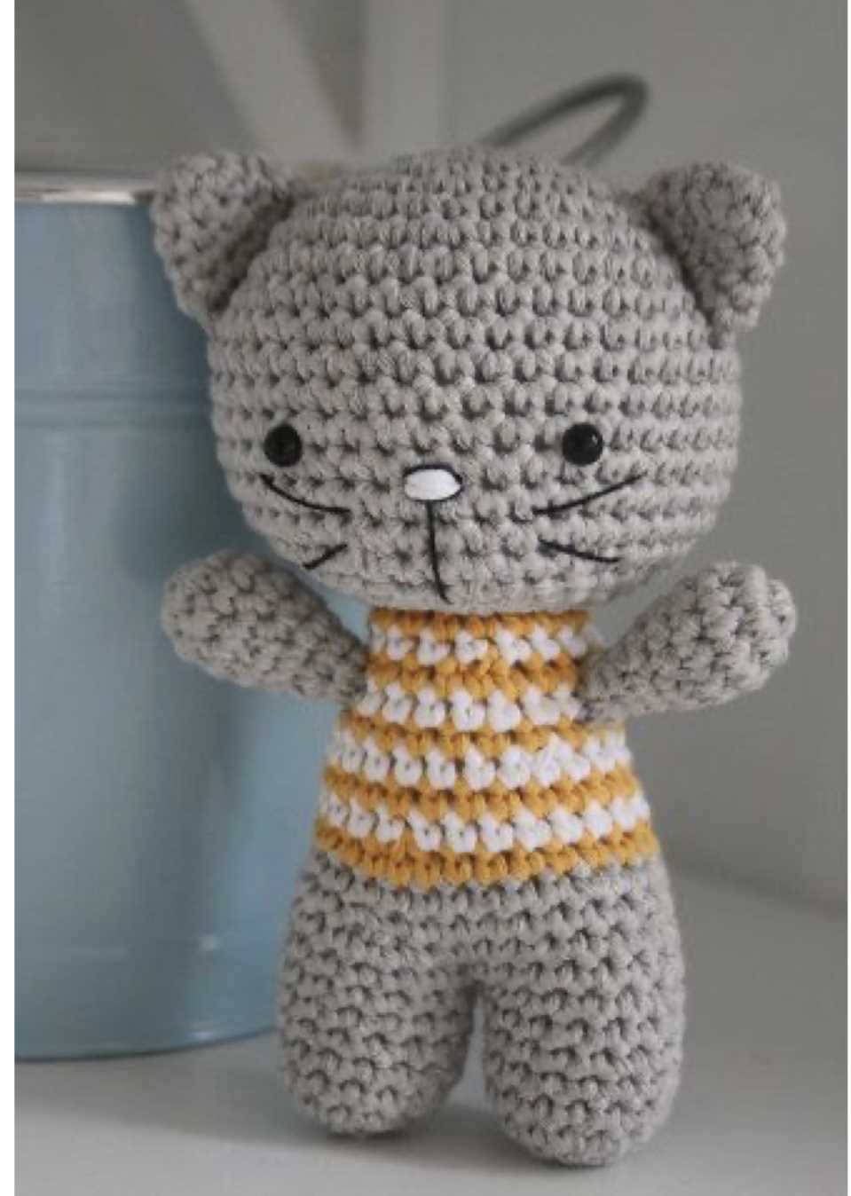 Small knitted cat pattern