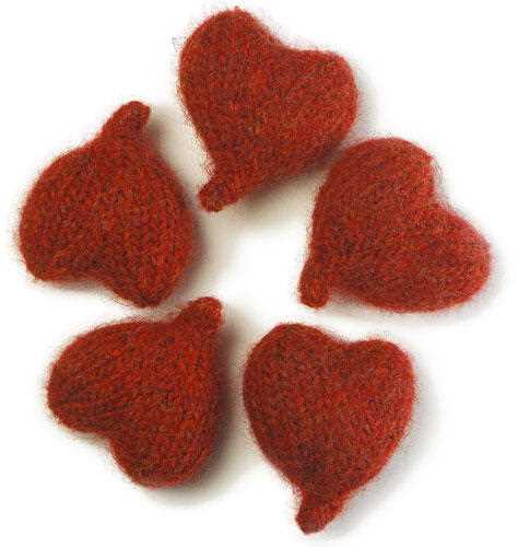 Tiny knitted heart pattern