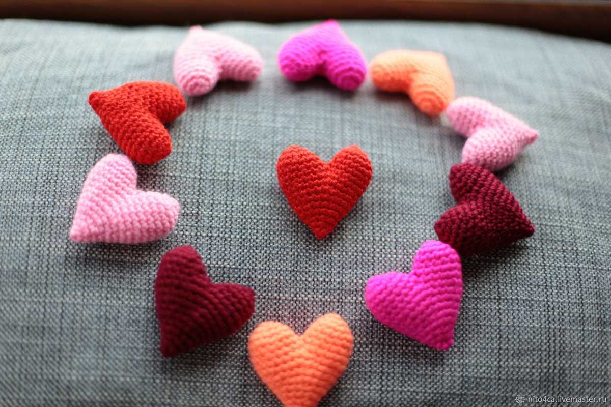 Tiny knitted heart pattern