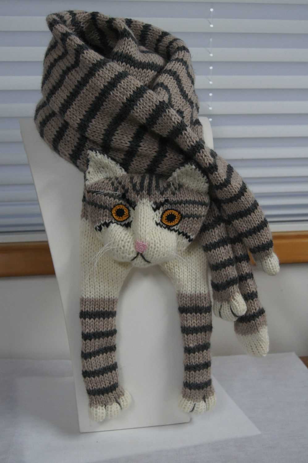 Cozy up with a purrfect cat scarf - a step-by-step knitting pattern Cat scarf knitting pattern