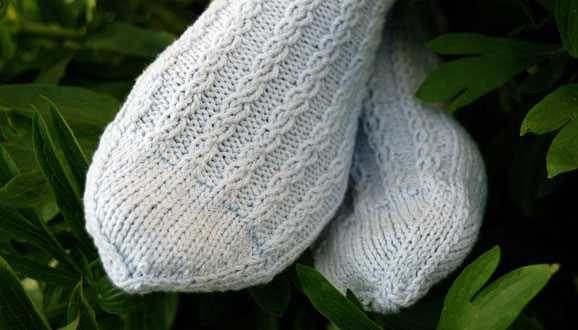 Cable socks knitting pattern