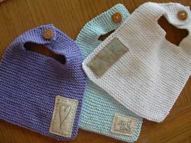 Easy stay on bib knitting pattern