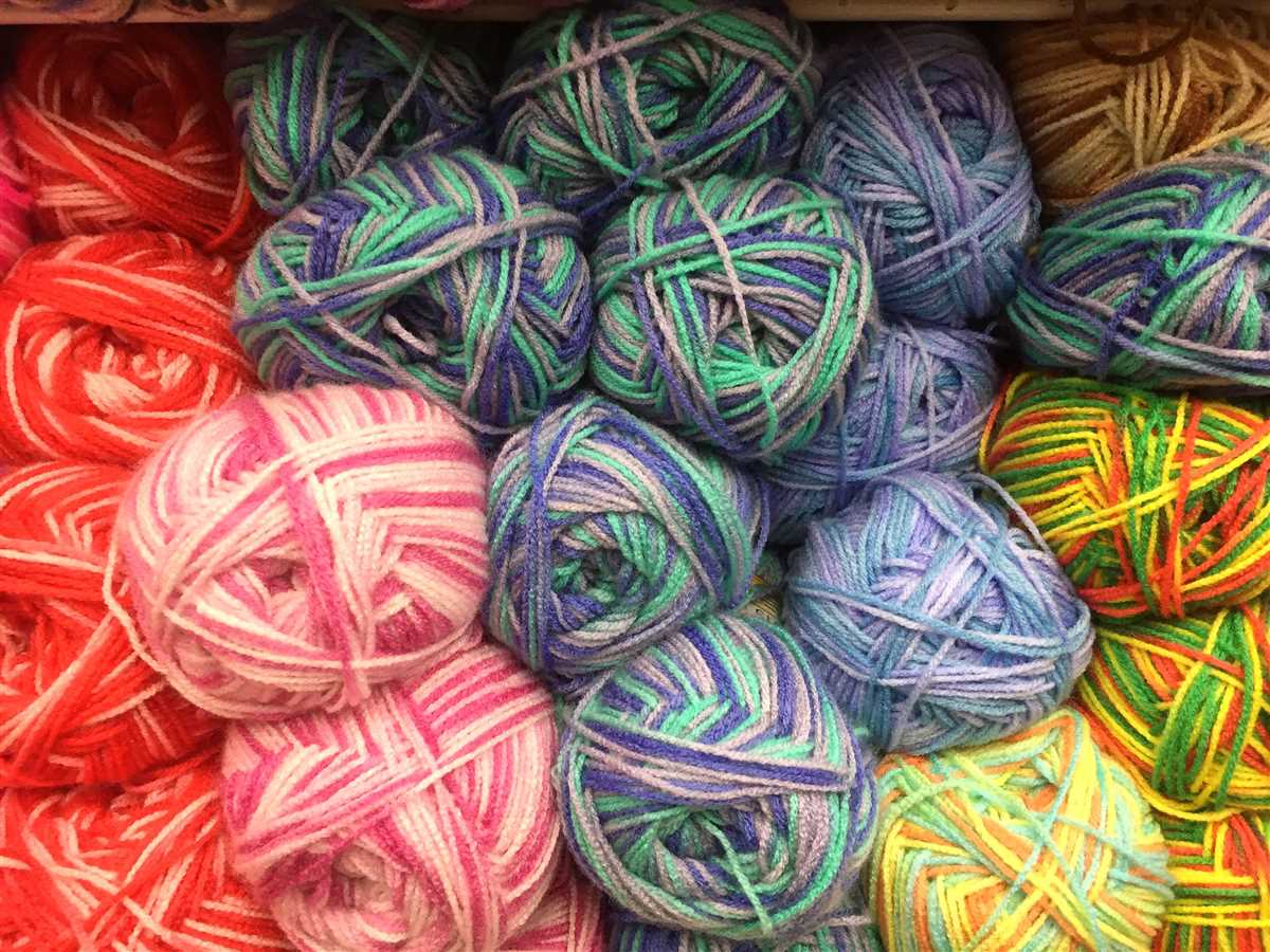 Knitting patterns for multicolored yarn