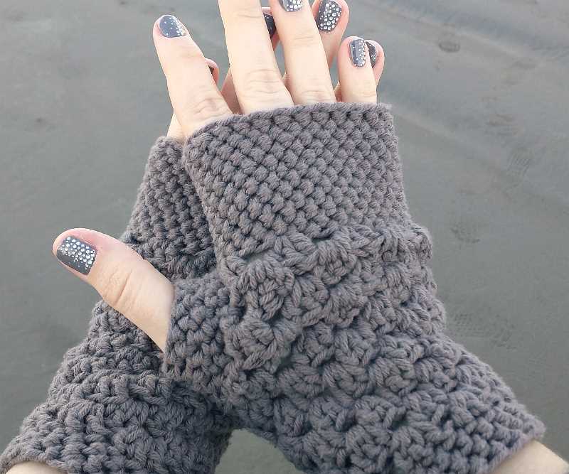 Cozy and Chic - Try this DIY Bulky Knit Fingerless Gloves Pattern Bulky knit fingerless gloves pattern