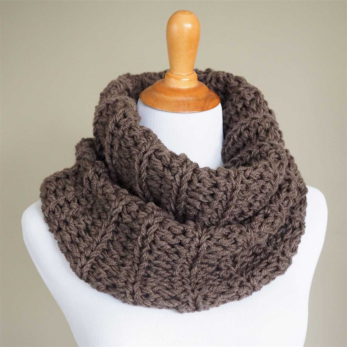 Easy knitted cowl pattern