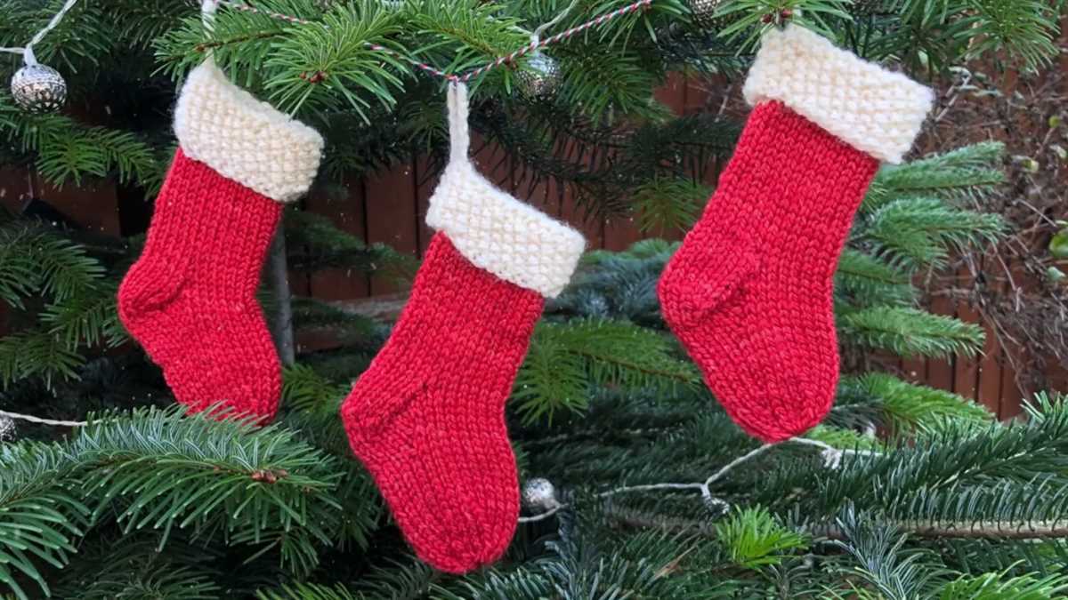 Christmas stockings knitting patterns easy