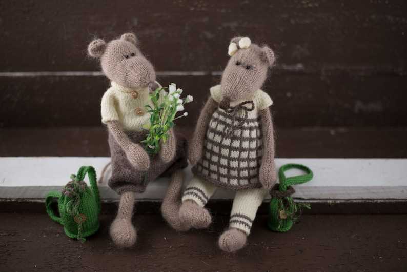 Christmas mice knitting pattern