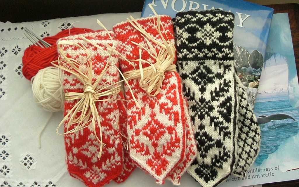 Christmas mittens knitting pattern