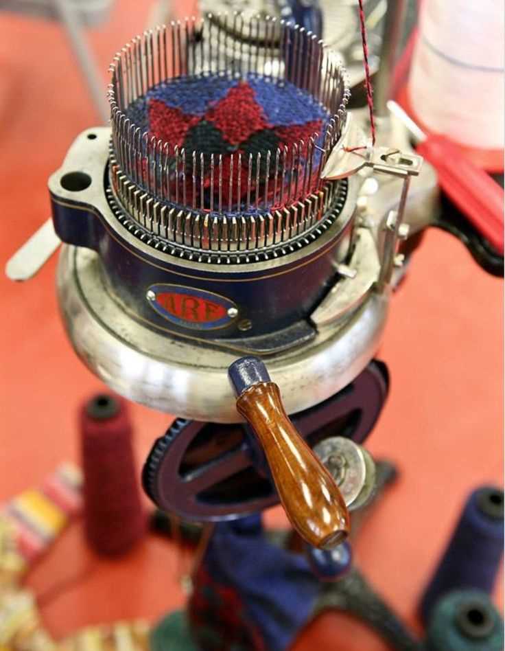 Circular machine knitting patterns