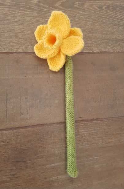 Easy knitted daffodil pattern
