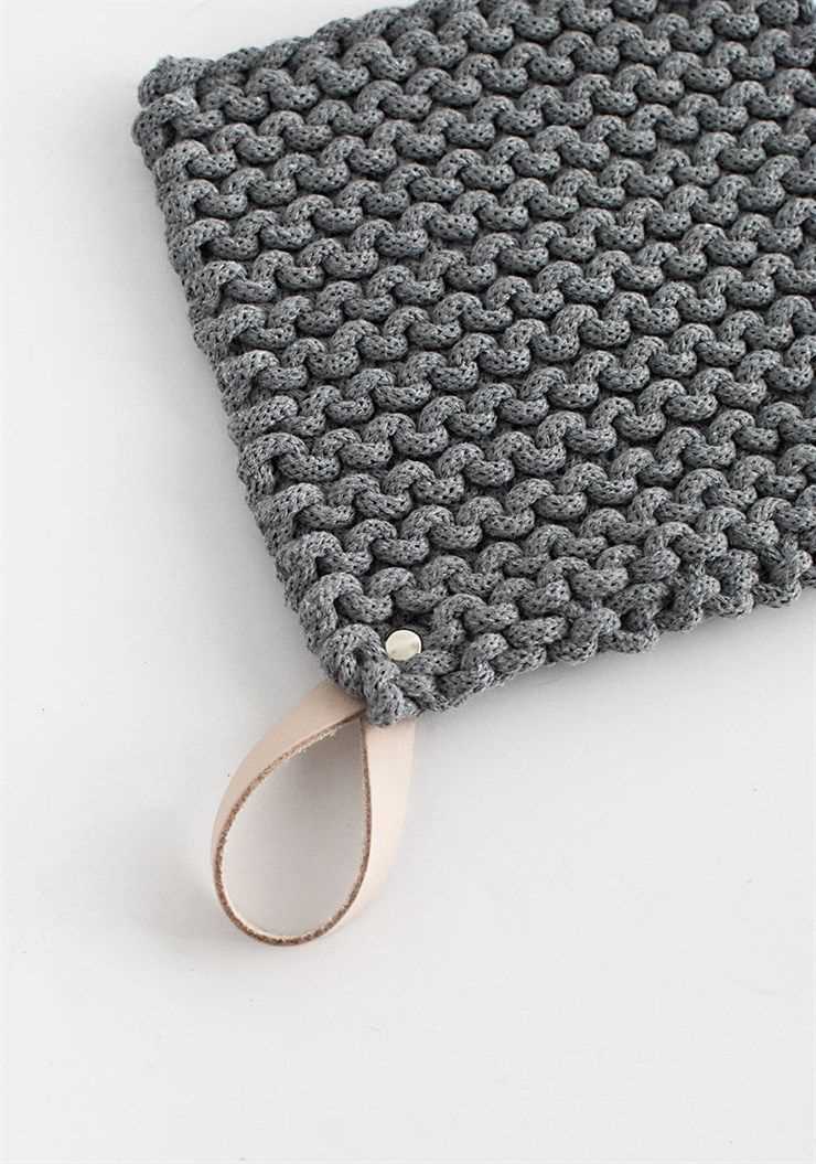 Knitting a Diagonal Potholder - A Stylish Pattern for Your Kitchen Diagonal knit potholder pattern