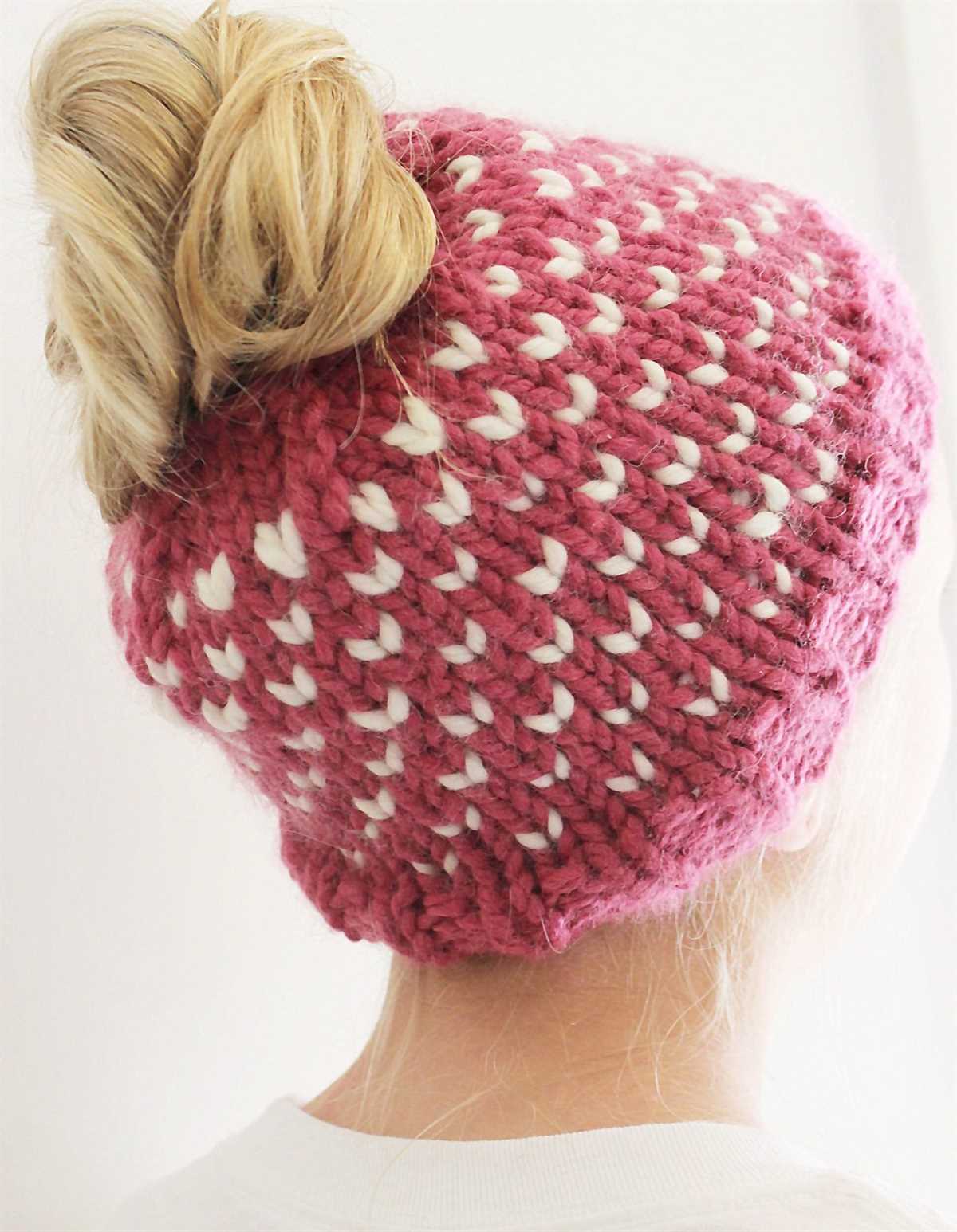 Free pattern for knitted messy bun hat