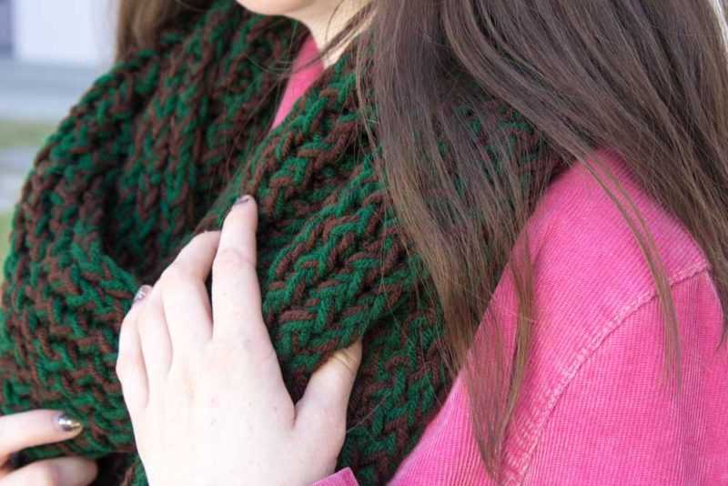 Knit scarf with pockets pattern