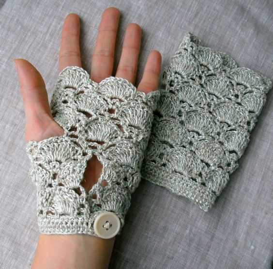 Knitted lace fingerless glove pattern