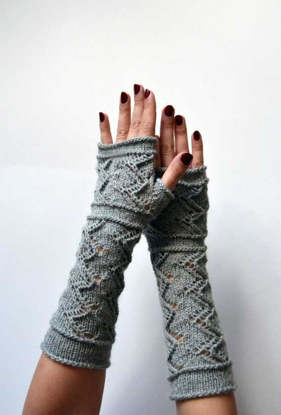 Knitted lace fingerless glove pattern