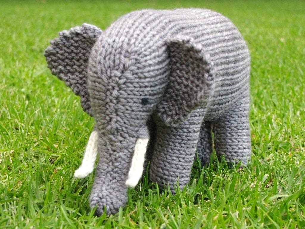 Elephant motif knitting pattern