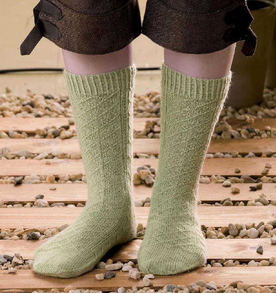 Knee socks knitting pattern