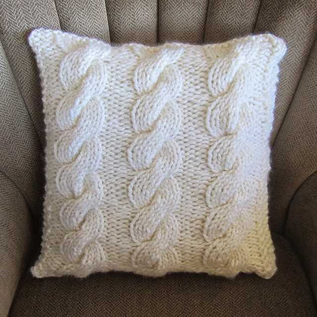 Chunky cable knit pillow pattern