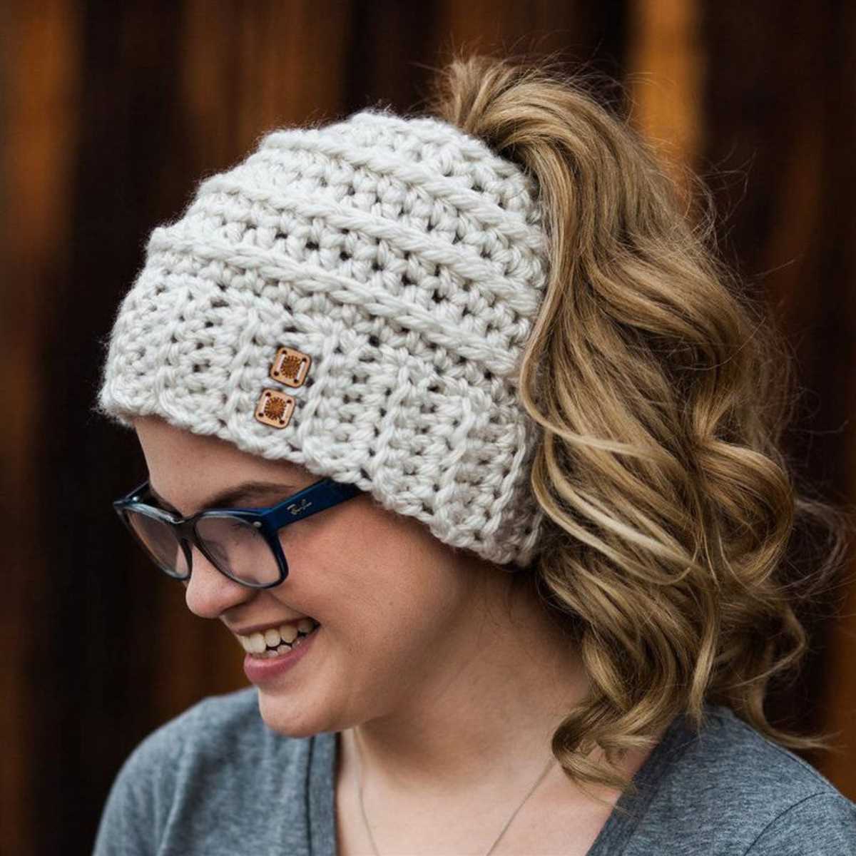Free pattern for knitted messy bun hat