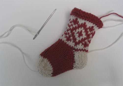 Free mini christmas stocking knitting pattern