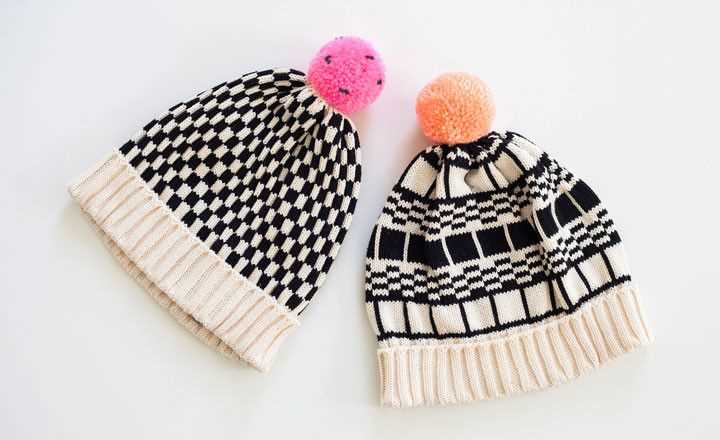 Knit hat with pom pom pattern