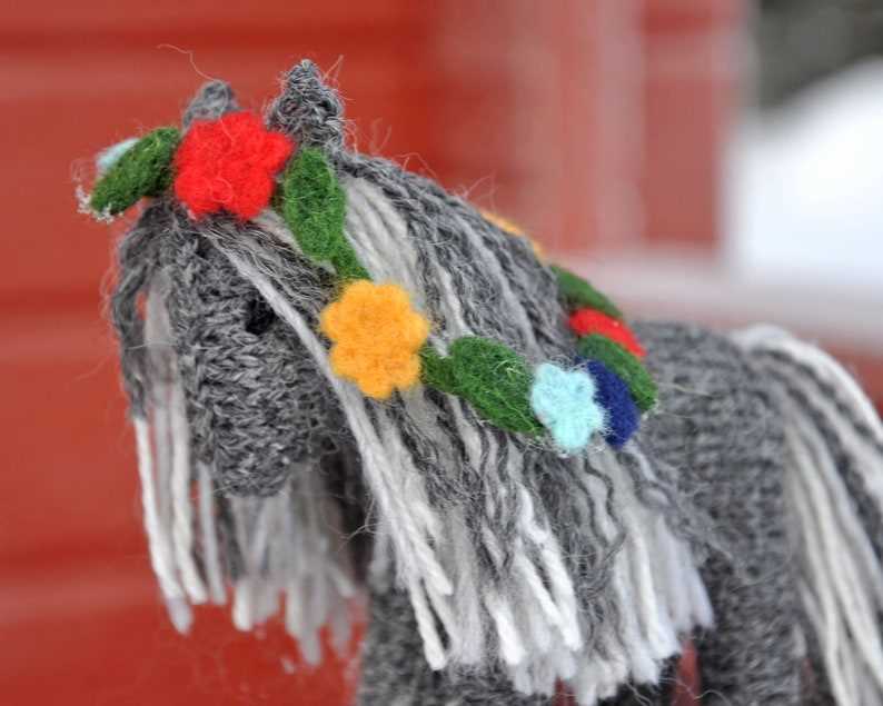 Toy horse knitting pattern
