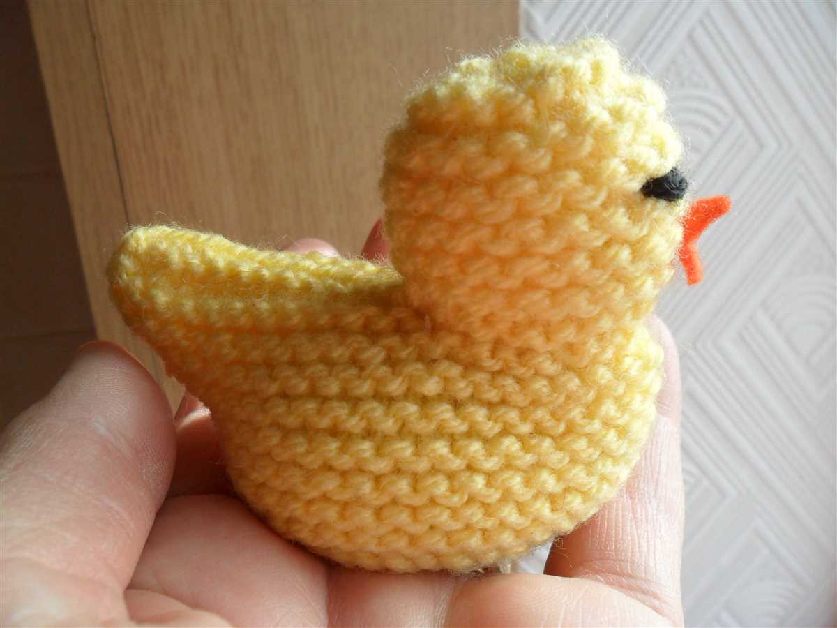Chick and egg knitting pattern