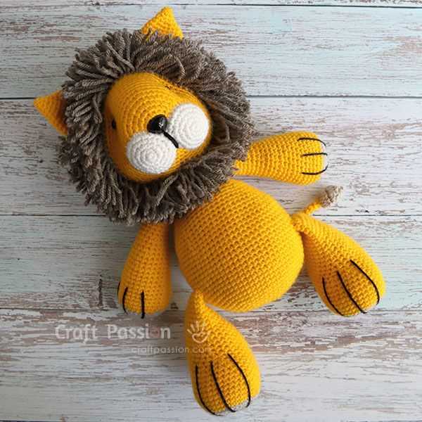 Free knitted lion pattern