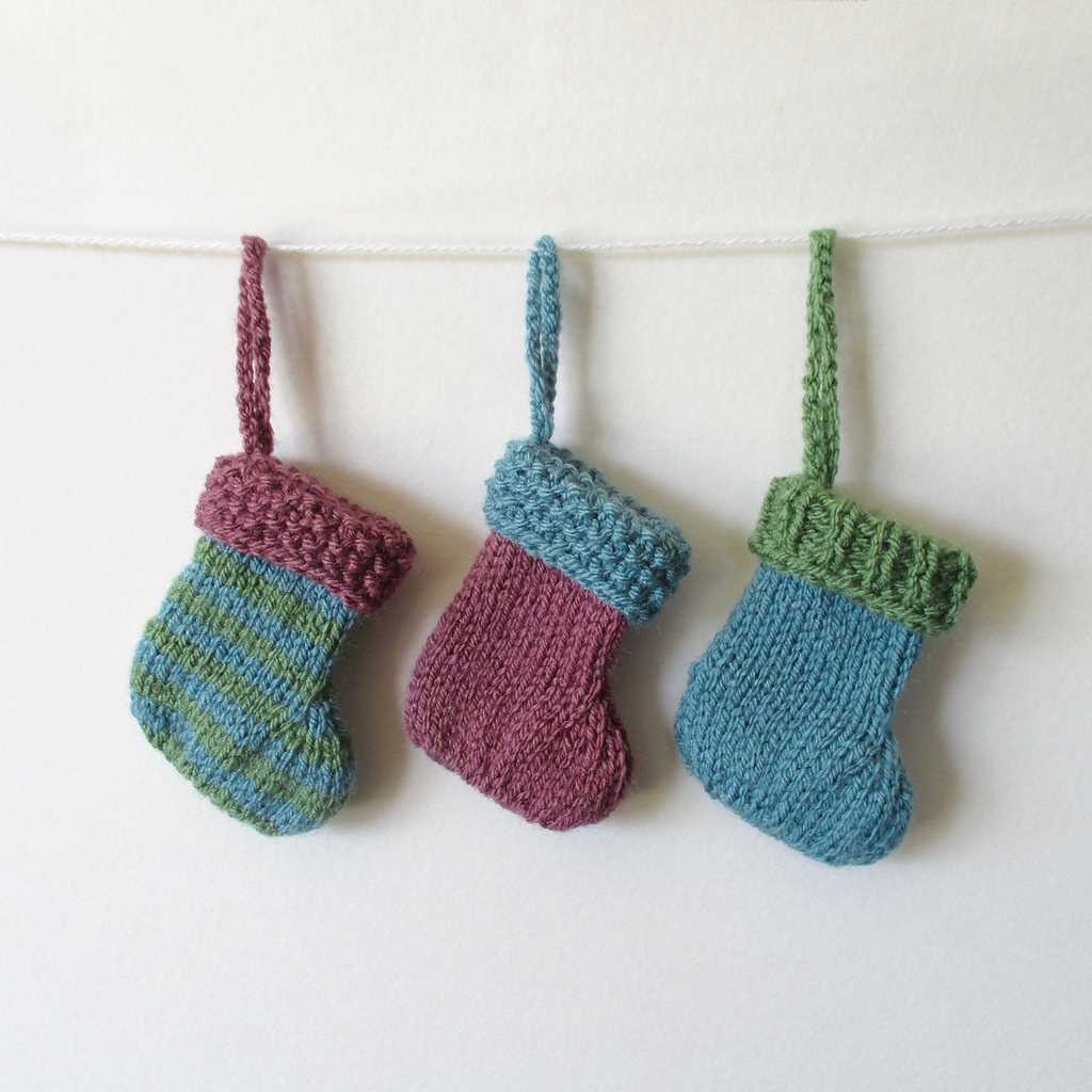 Free mini christmas stocking knitting pattern