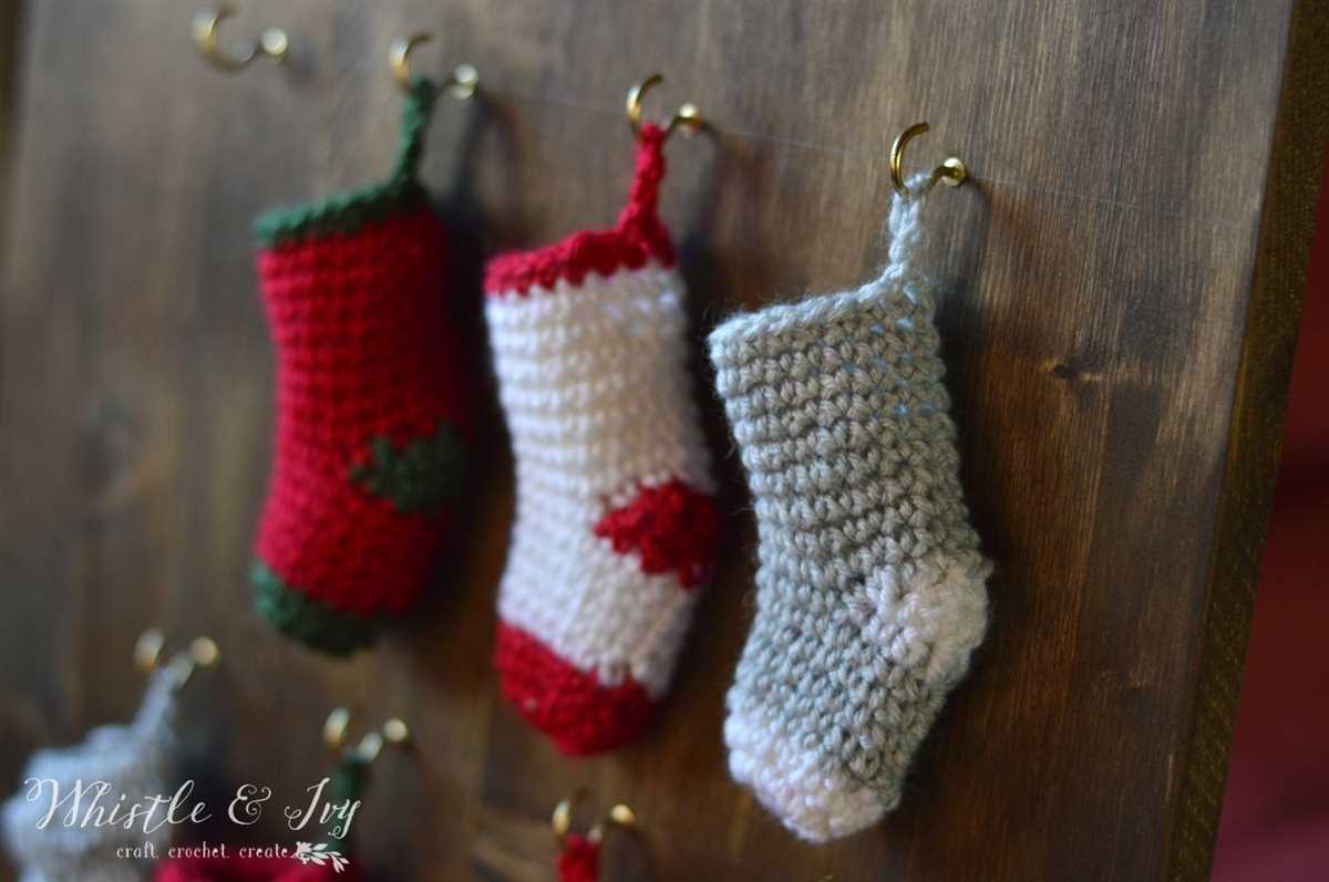 Free mini christmas stocking knitting pattern