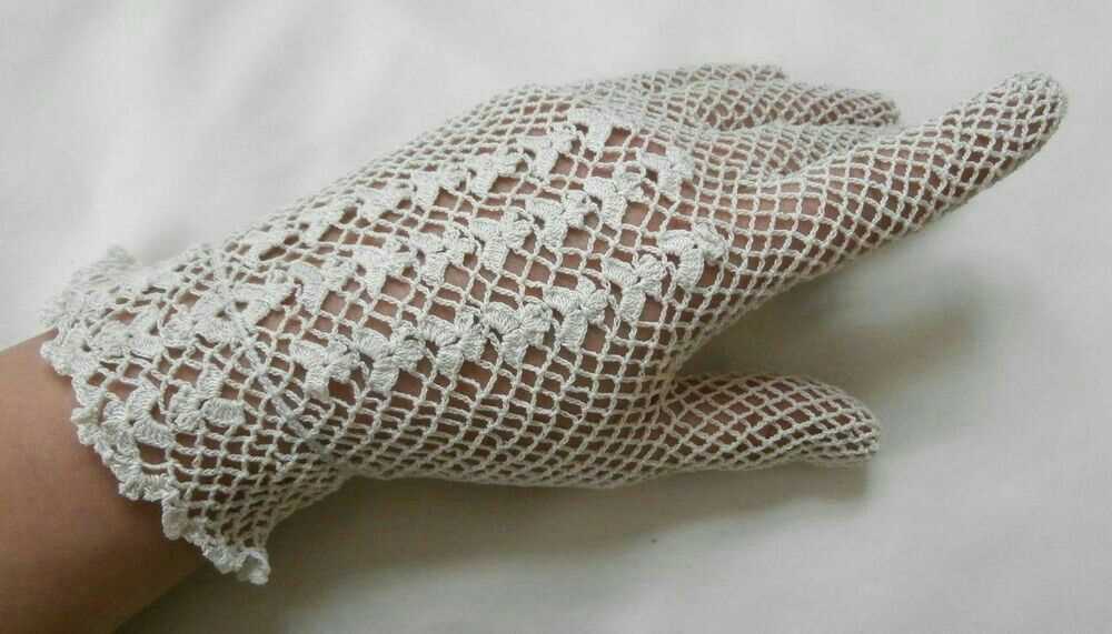 Knitted lace fingerless glove pattern