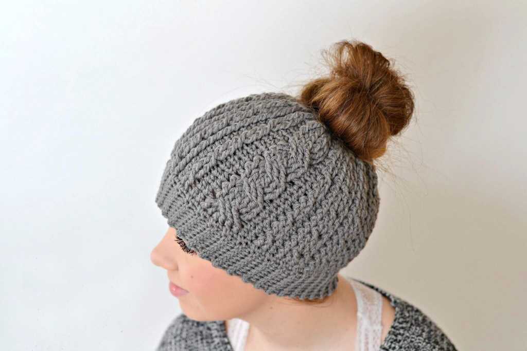 Free pattern for knitted messy bun hat