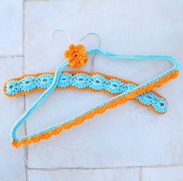 DIY Cozy and Stylish Coat Hanger Covers - Free Knitting and Crochet Patterns Free patterns for knitted or crochet coat hanger covers