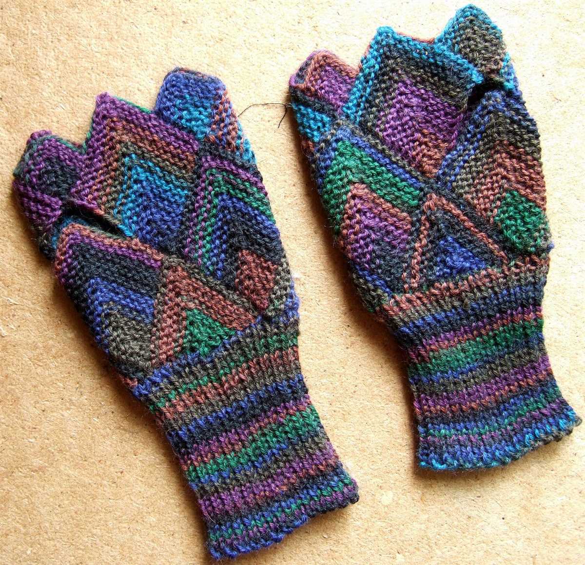 Free knitted gloves pattern