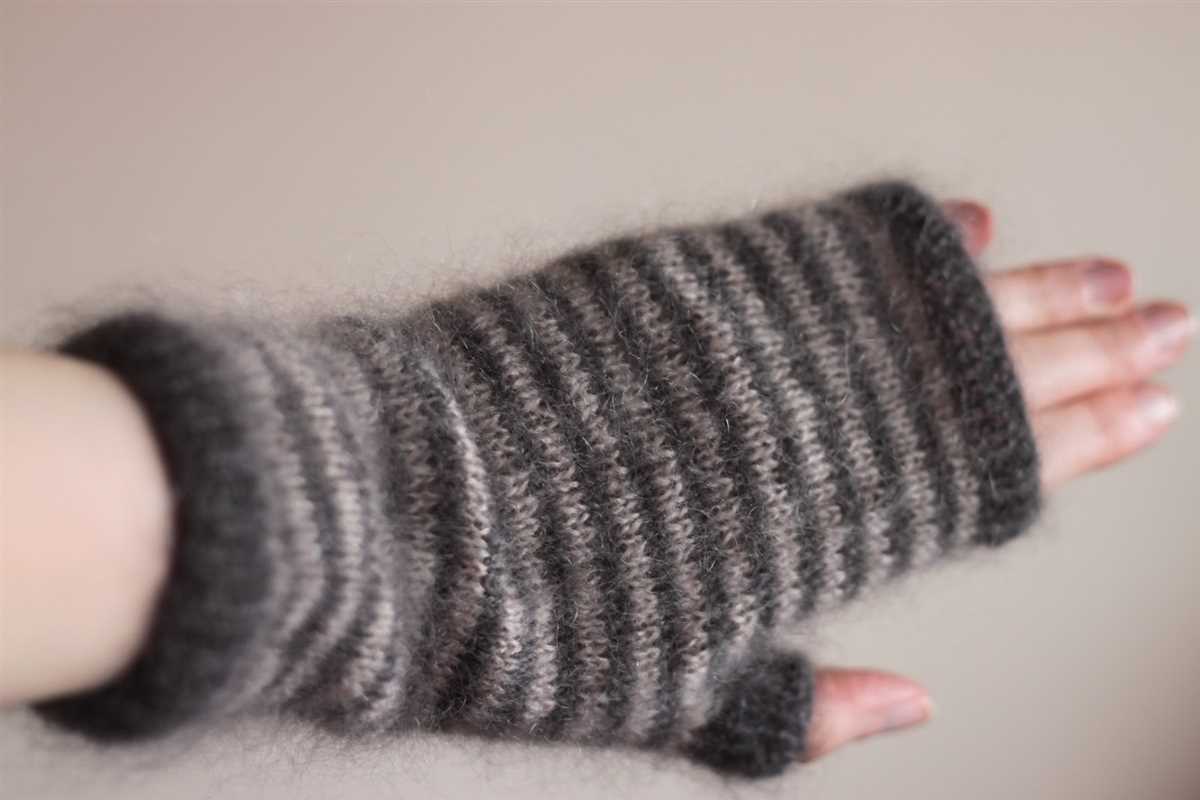 Free knitting pattern for fingerless gloves using 2 needles