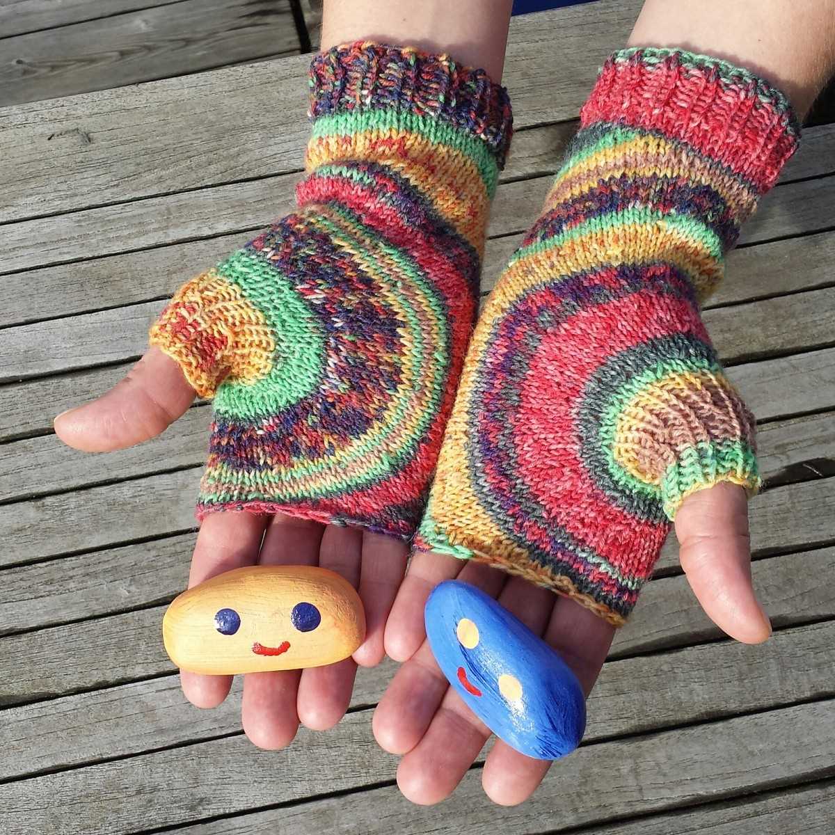 Free knitting pattern for short finger gloves