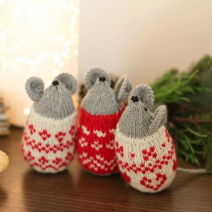 Christmas mice knitting pattern