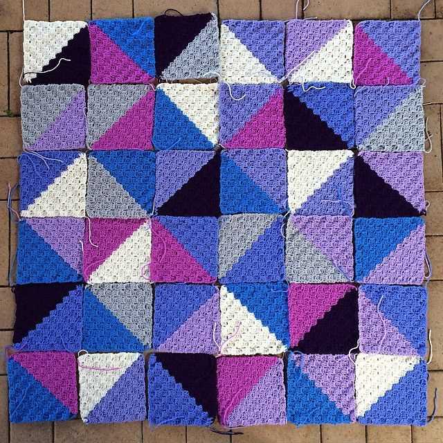Knitted triangle blanket pattern