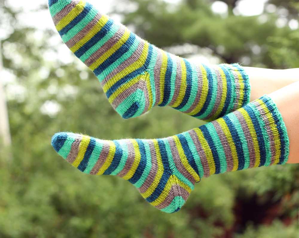 Knitting pattern for split toe socks