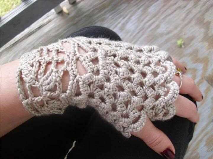 Lacy fingerless gloves knitting pattern