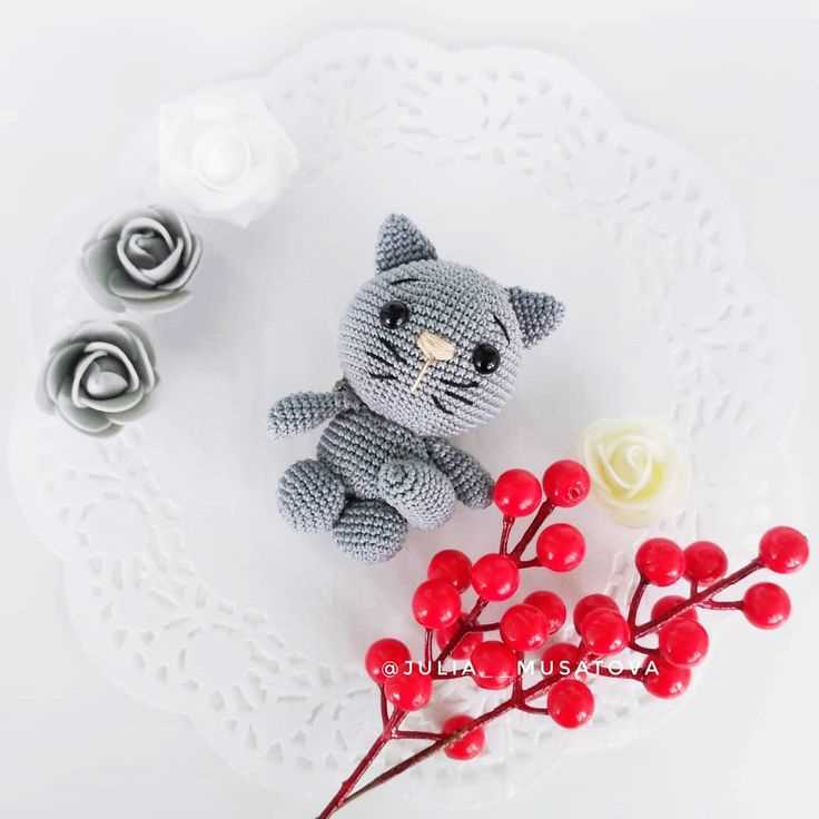 Small knitted cat pattern