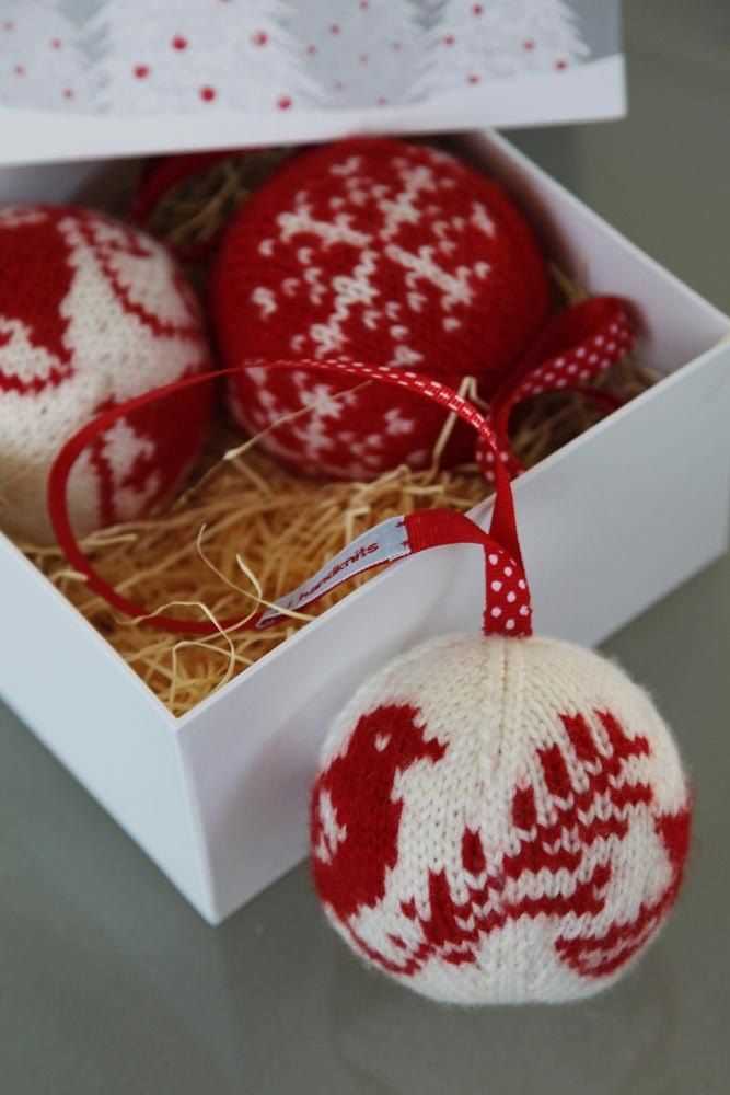 Knit christmas ball ornament pattern