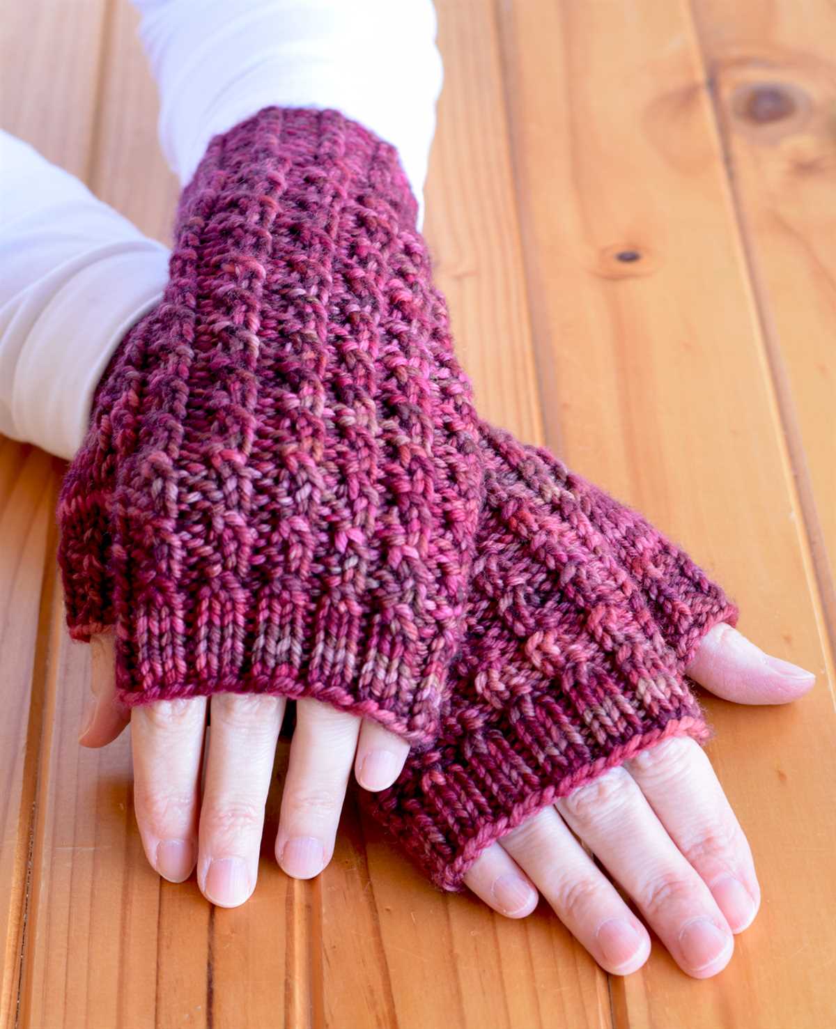 Ribbed fingerless gloves knitting pattern